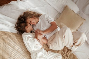 Yukarıdan bak, yatağa uzan. Anne ve kızı evde birlikteler..