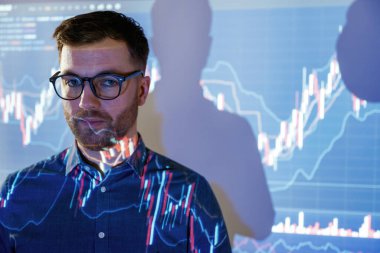 Portreyi kapat. Projektöre karşı veri taşıyan işletme koçu.