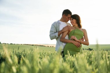 Ayakta durmak, doğanın ve birbirimizin tadını çıkarmak. Çiftler tarlada beraberler..