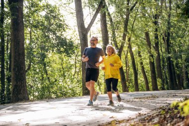 Koşu, spor anlayışı. Doğada üst düzey çiftler birlikte..