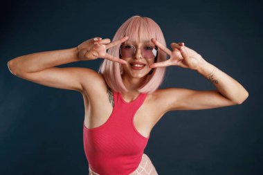 Mutlu eller ve parmaklar, sevimli pembe saçlar. Güzel genç bayan arka plana karşı..