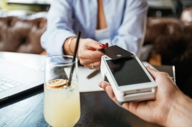 Para transferi. Restorandaki servisin parasını kadınlar ödüyor..