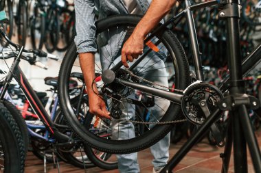 Raydan çıkarma sorunu, tamir. Bisikleti tamir eden adamın ellerine yakından bakın..