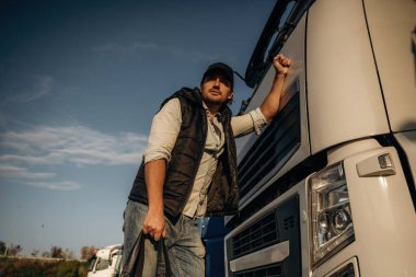 Kamyon şoförü açık havada nakliye aracının yanında..