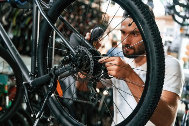 İşine odaklan. Bisiklet dükkanında tamirci, mağazada çalışıyor..