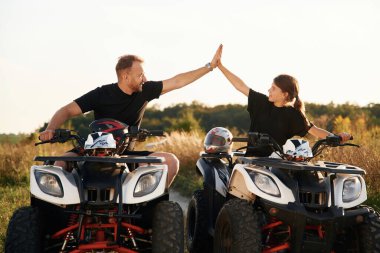 Çak bir beşlik. Baba ve kızı dışarıda ATV ile birlikteler..