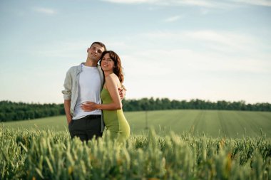 Durup poz vermek. Çiftler tarlada beraberler..