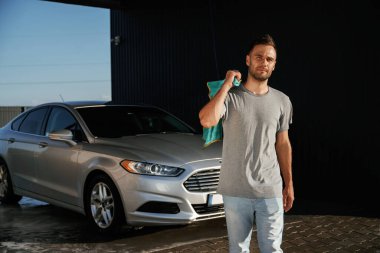 Cephe manzarası, iş bitti, parlatıldı. Adam dışarıda arabasıyla bekliyor..