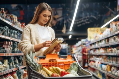 Araç dolu. Güzel kadın süpermarkette..