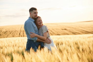 Birbirinize sarılın. Güzel bir çift birlikte tarlada..
