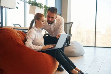 Kadın ve erkek çalışanlar ofiste çalışıyor..