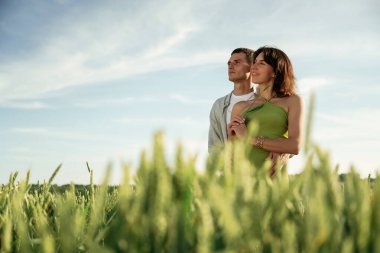 Yeşil elbiseli ve beyaz elbiseli. Çiftler tarlada beraberler..