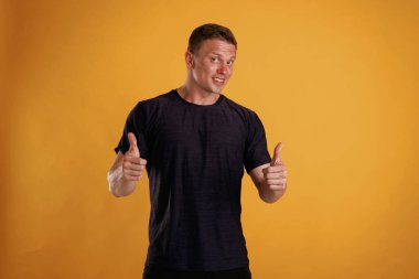 Happy, aferin. Adam stüdyoda arka plana karşı..