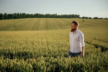 Yürüyüşe çıkmıştım. Beyaz gömlekli adam tarlada..