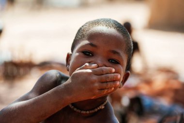 Namibya, Afrika - 14 Haziran 2021: Afrika 'daki etnik insanların çocuğu açık havada.