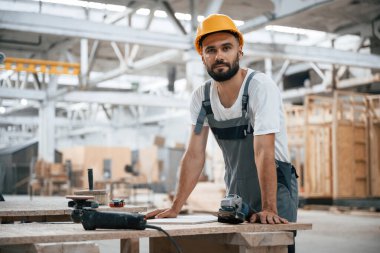 Tahta bina projesi. Depoda sanayi işçisi.