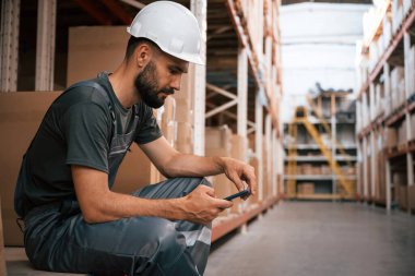 Ara verdim, akıllı telefonumla oturdum. Foreman depoda, kargo dağıtım işinde..