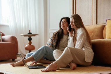 Telefondaki konuşmaları gizlice dinlerdim. İki mutlu genç bayan en iyi arkadaş içeride..