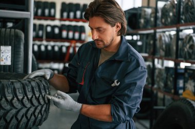 Kaliteli ürün. Lastik tamir servisinde adam var..