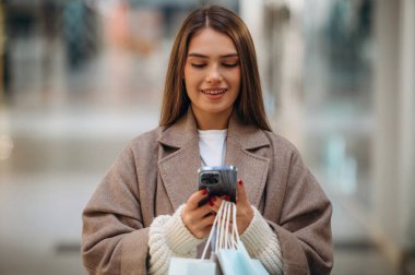 Telefonla. Alışveriş merkezinde güzel bir kadın var, alışveriş anlayışı..