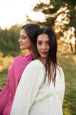 Durup poz vermek. Güzel lezbiyen çift doğada birlikte..
