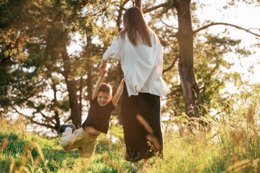 Eğleniyorum. Anne ve oğlu ormanda beraberler..