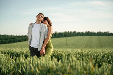 Durup poz vermek. Çiftler tarlada beraberler..