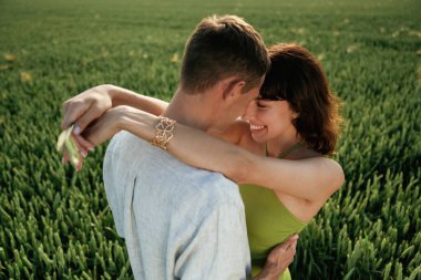 İnsanların yakınlığı, kucaklaşması. Çiftler tarlada beraberler..