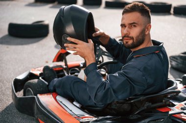 Ata binip arkama bakıyorum. Erkekler açık havada, kart yarışı gebeliği..