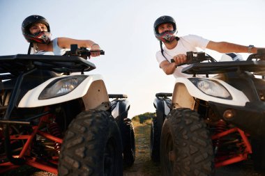 Ön manzara. Erkek ve kadın dışarıda ATV 'deler..