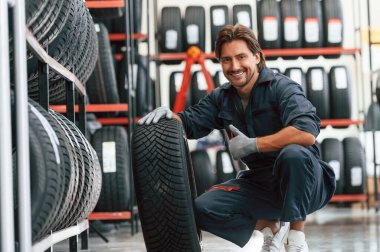 Değiştirme zamanı. Lastik tamir servisinde adam var..