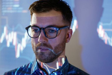 Portreyi kapat. Projektöre karşı veri taşıyan işletme koçu.