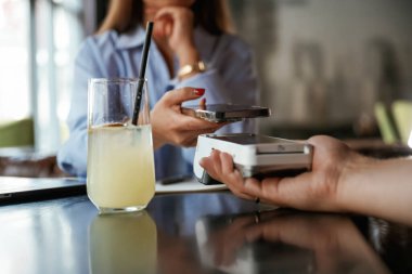 Temassız transfer. Restorandaki servisin parasını kadınlar ödüyor..