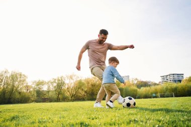 Futbol oynuyordum. Mutlu baba ve oğul yazın sahada eğleniyorlar..