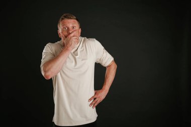 Korkak, korkak adam. Adam stüdyoda arka plana karşı..