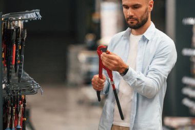 Kaliteli anahtar, tutuyor. Adam hırdavatçıda..