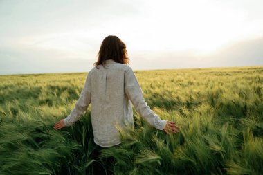 Arka plan, yürüyüş ve doğanın tadını çıkarmak. Beyazlı kadın tarla tarlasında..