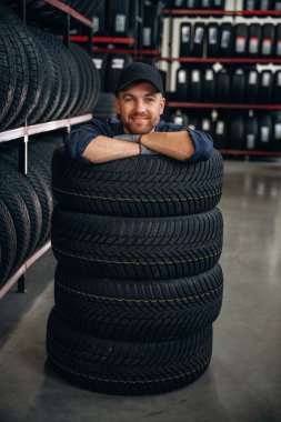Tekerleklerin içinde eğleniyoruz. Tekerlekleri olan tamirci var..