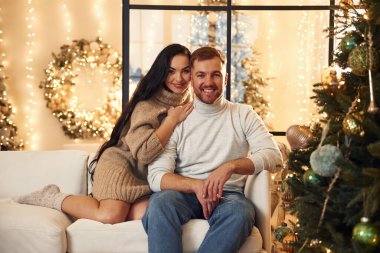 Çift içeride yeni yılı kutluyor..