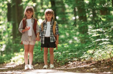 Ön manzara. Çocuklar yazın gündüz vakti ormanda..