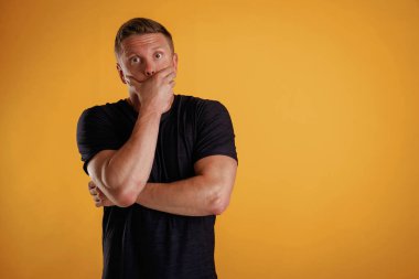 Korkmuş, stresli hissediyorum. Adam stüdyoda arka plana karşı..