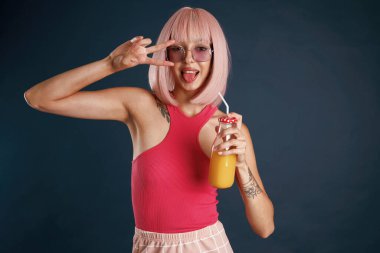 Mutlu eller ve parmaklar, sevimli pembe saçlar. Güzel genç bayan arka plana karşı..