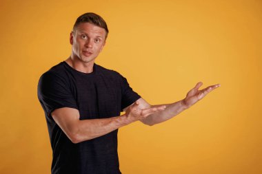 Uzay konseptini kopyala, göster, göster. Adam stüdyoda arka plana karşı..