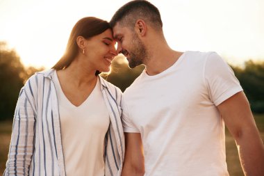 Birbirlerine bakıyorlar. Güzel çift birbirine aşık, sahada birlikte duruyorlar..