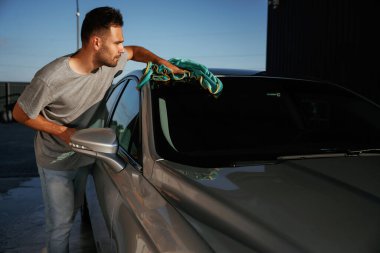 Çalışıyorum, otomobili parlatıyorum. Adam dışarıda arabasıyla bekliyor..