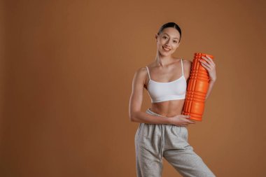 Antrenman için hazır, ayakta. Güzel fitness kadını stüdyoda..