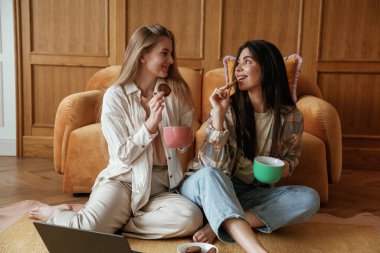 Lezzetli kurabiyeler ve çay. İki mutlu genç bayan en iyi arkadaş içeride..