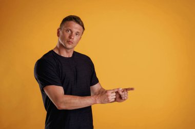 Uzay konseptini kopyala, göster, göster. Adam stüdyoda arka plana karşı..