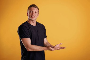 Görünmez kopyalama alanı, kollar. Adam stüdyoda arka plana karşı..