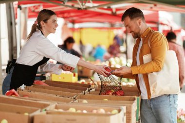 Elma alıyorum. Erkek, kadın pazarından ya da pazardan mal alıyor..